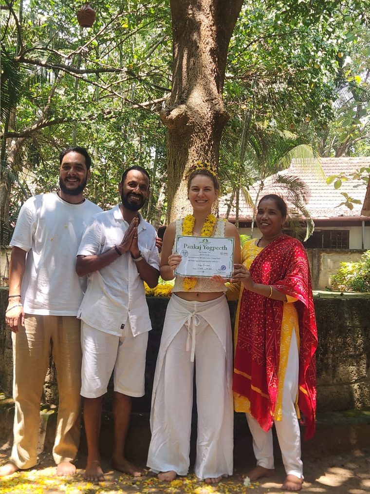 Rocío recibiendo su certificación de instructora de yoga en Pankaj Yogpeeth, India