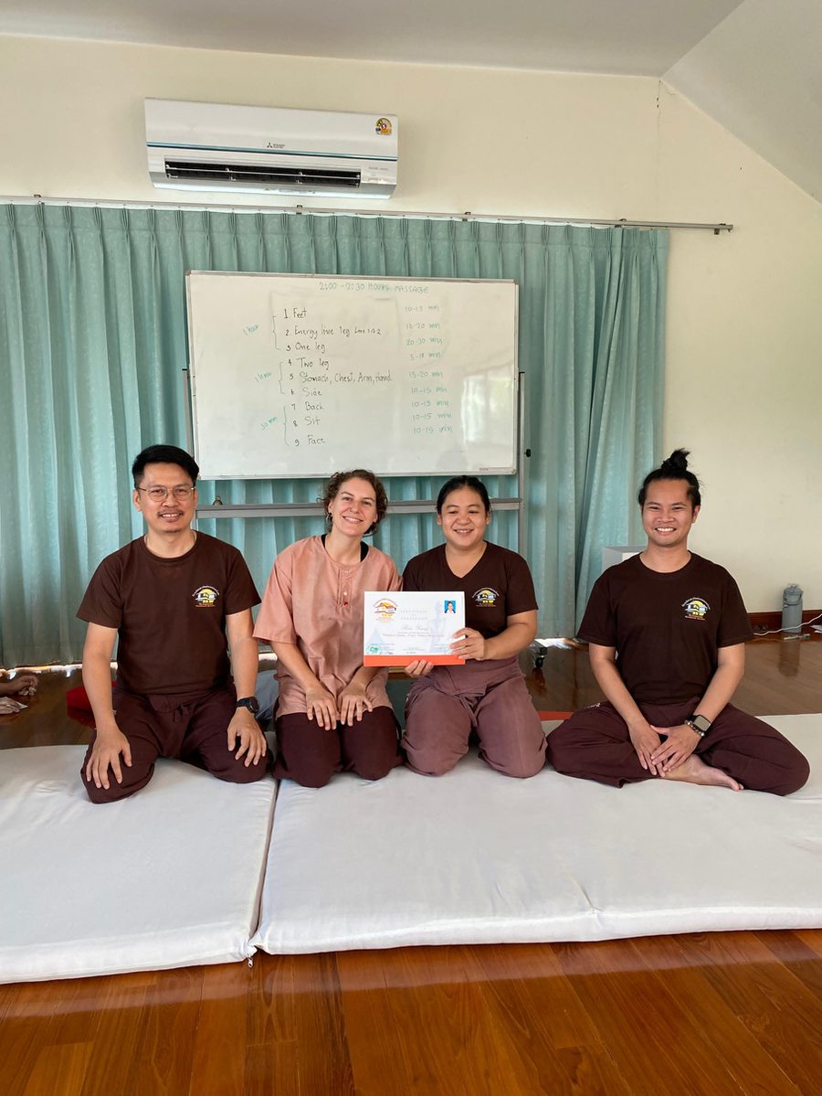 Rocío recibiendo su certificación en Sunshine Massage School, Chiang Mai