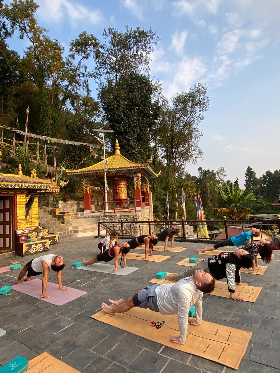 Clase de yoga al amanecer durante su formación en Asia