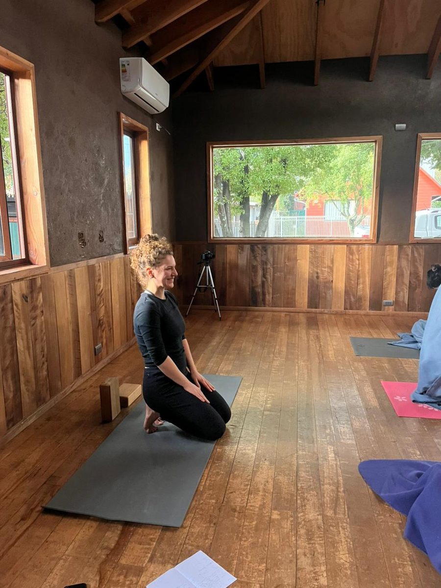Rocío guiando una clase de Hatha yoga