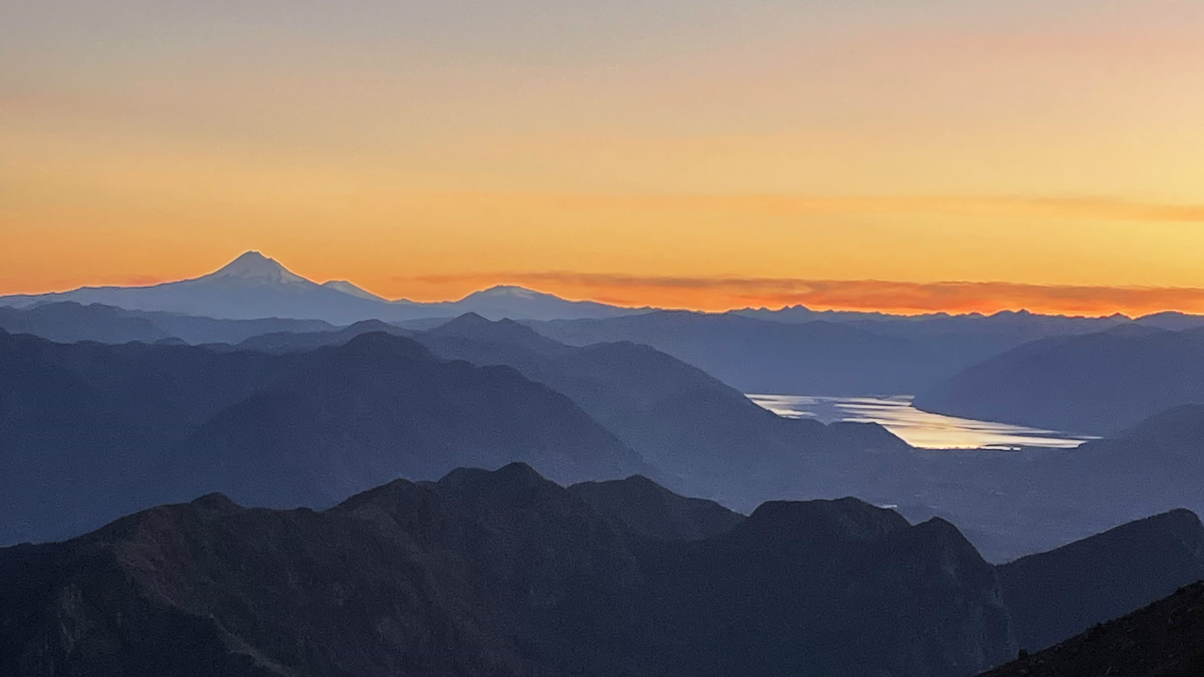 Atardecer sobre las montañas